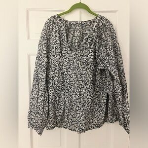 Old Navy size XXL navy and white flower top